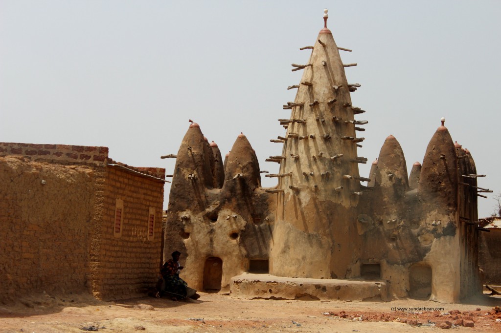 Mosque along the road from Ouagadougou to Dédougou, Burkina Faso.